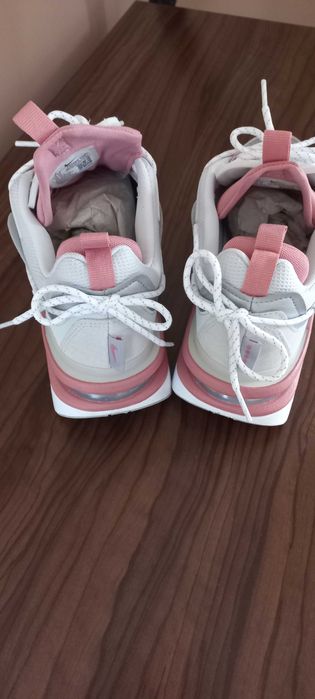 Продавам чисто нови маратонки NIKE AIR MAX FURYOSA