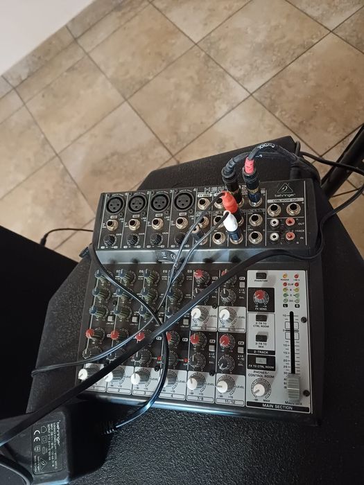 Sistem audio complet 2 boxe activa + mixer Behringer Sunet puternic