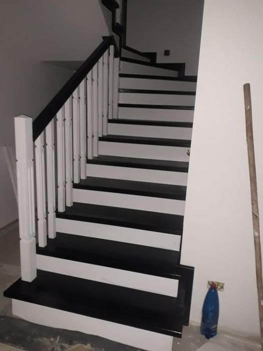 Scări din lemn masiv și usi de interior