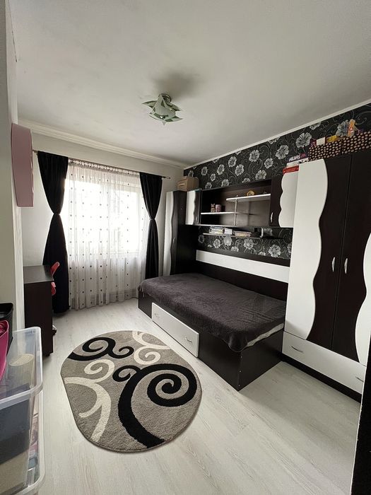 Apartament 3 camere de vanzare in Calimanesti
