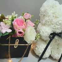 Луксозна чантичка със златисти елементи и цветя