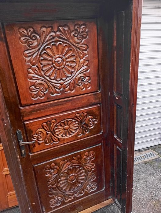 Старинна врата с дърворезба