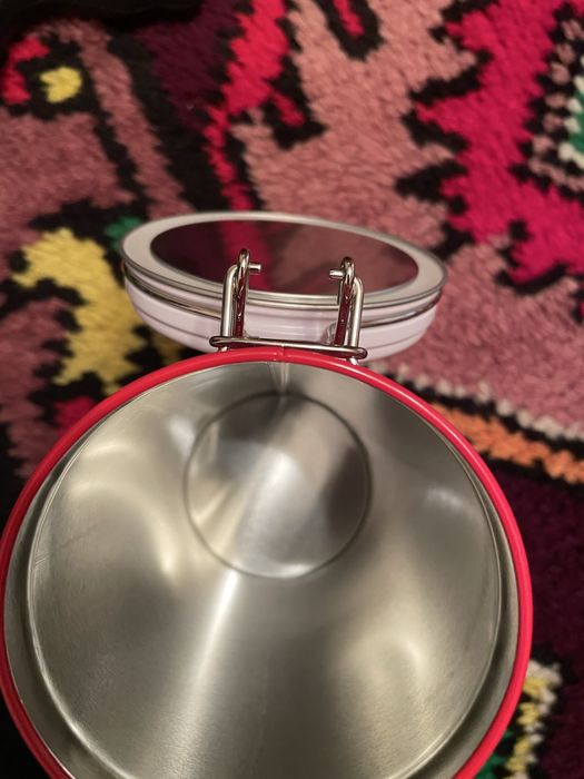 Чисто нови кутии на кока кола