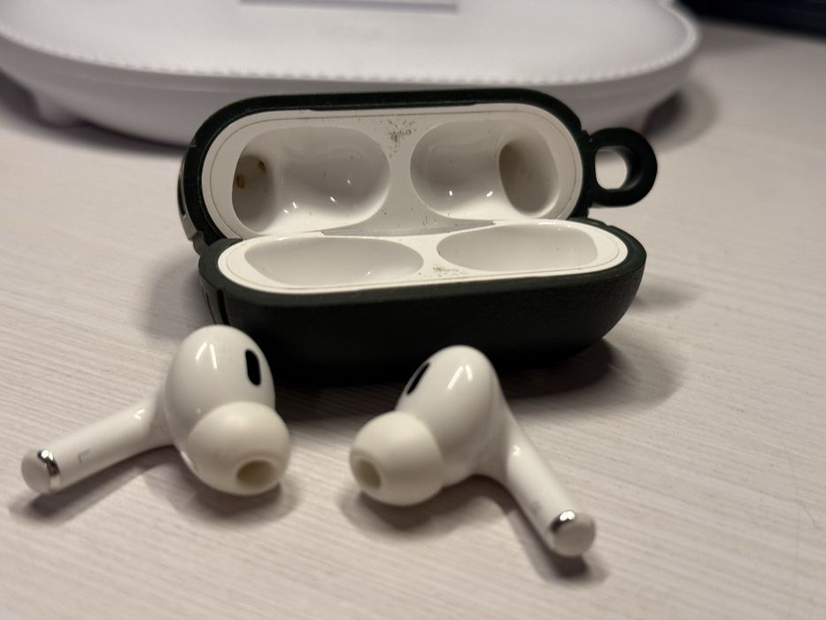 Apple Airpods Pro 2 (2022) + Spigen калъф