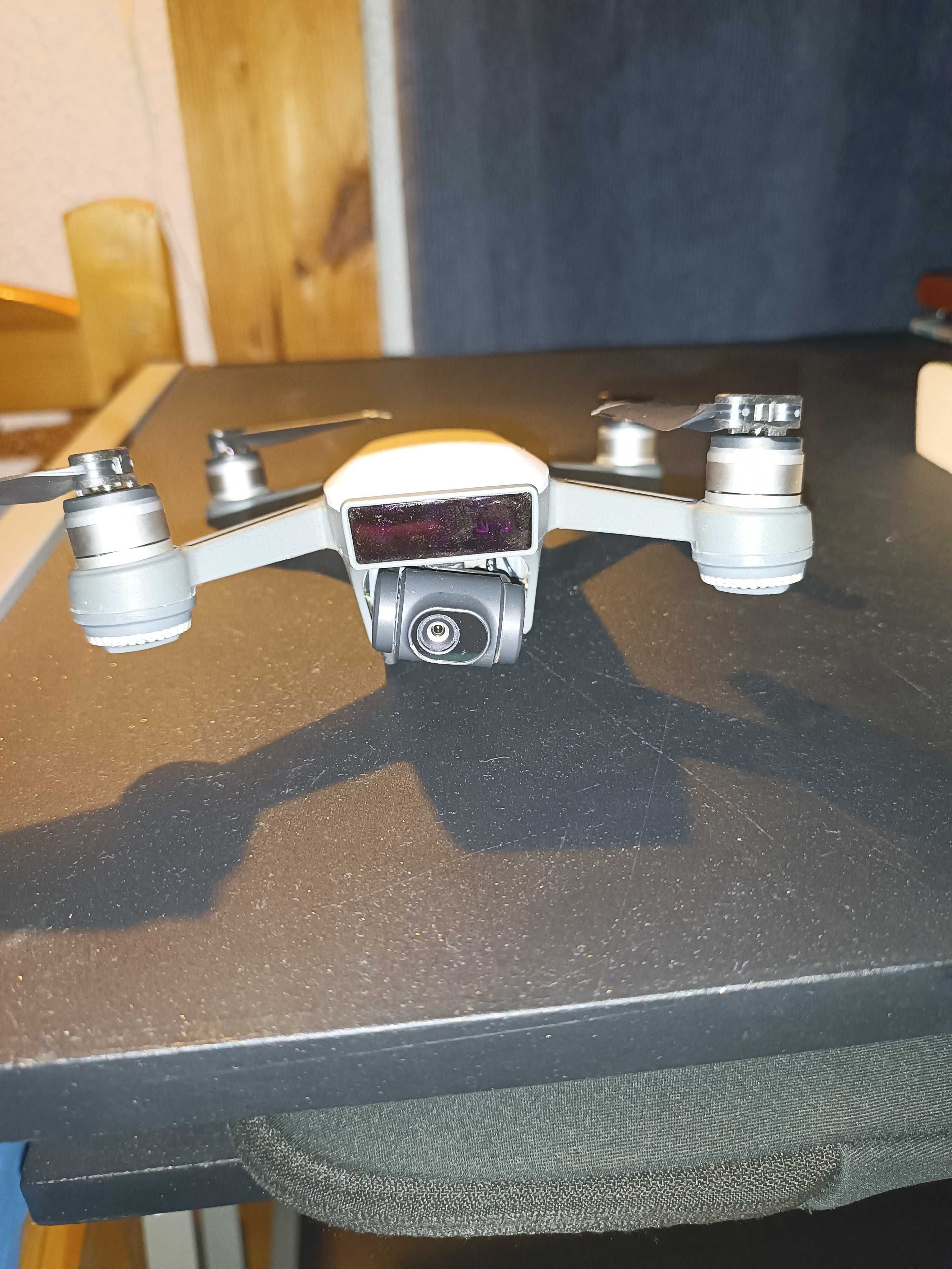 DJI Spark fly more combo със кутия за съхранение.