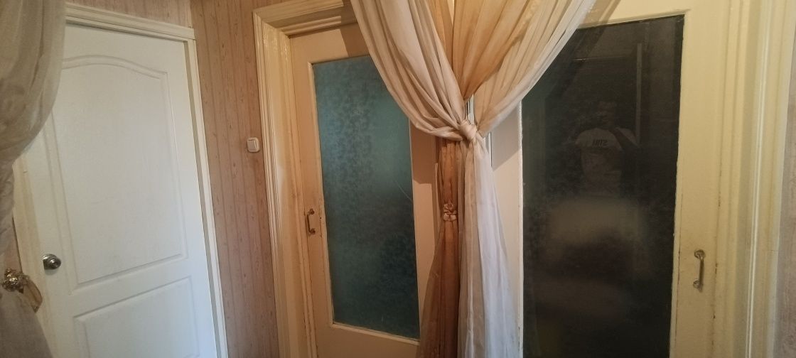 Кора камиш 2/4да 3 хоналик уй сотилади. 3/3/4. Балкон:2х6. Маклерсиз!