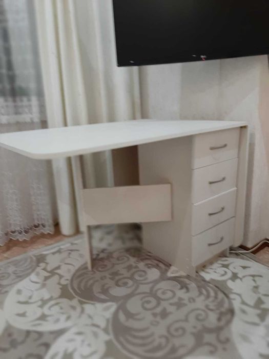 Белый стол-книжка с четырьмя выдвижными ящиками