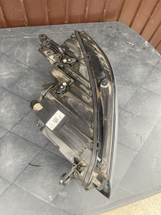 Far stanga /grila centrala Vw passat b8