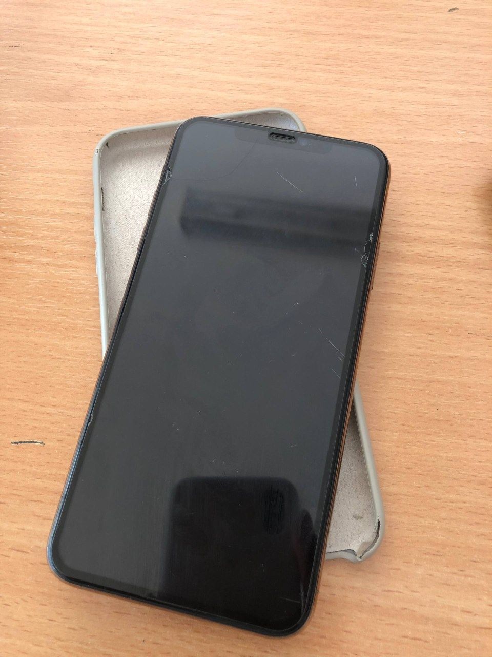 Iphone 11 pro max sotiladi