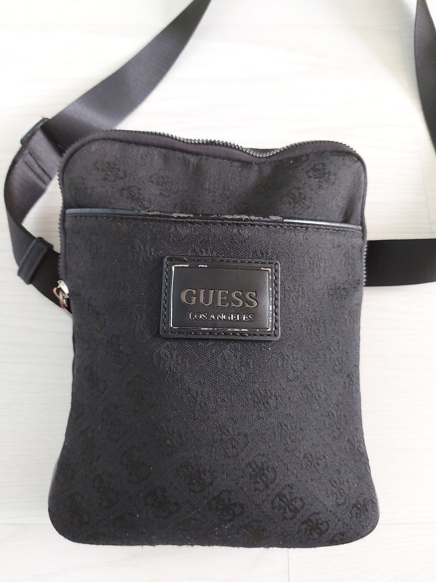 Оригинална мъжка чанта Guess през рамо