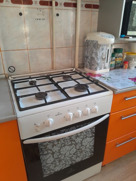 Продам газ плиту  б,у