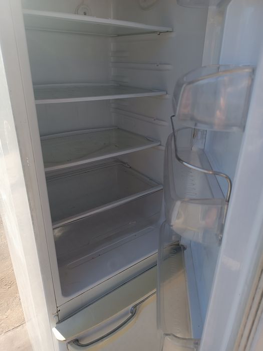 Продам холодильник,то работает,то не работает пишите на ватсап
