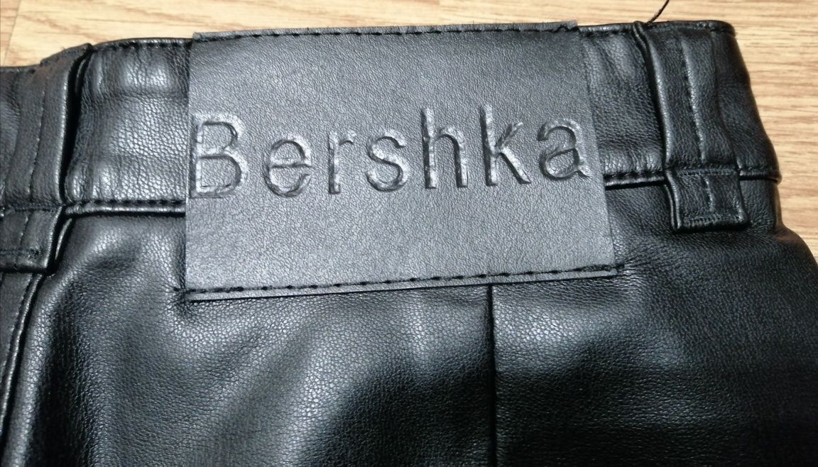 Pantaloni piele sintetică Bershka M/XS