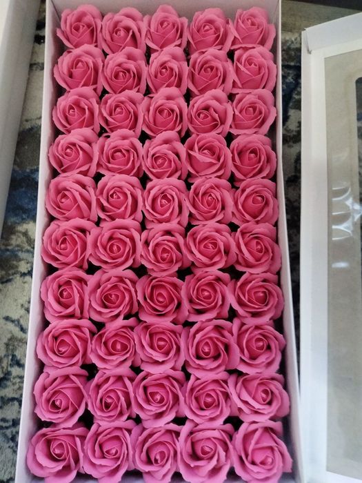 Trandafiri de săpun simpli sau mixt într-o cutie sunt 50 buc