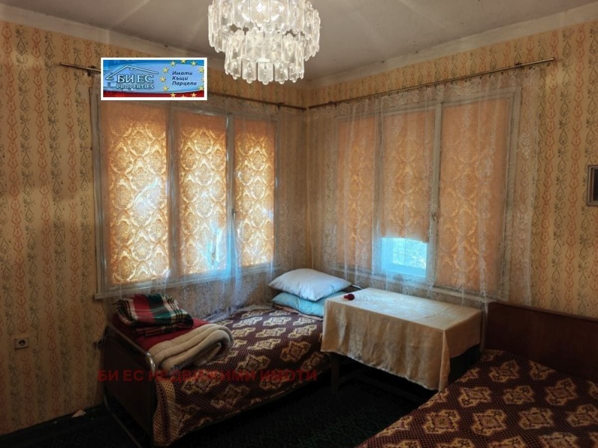 Къща в град Земен