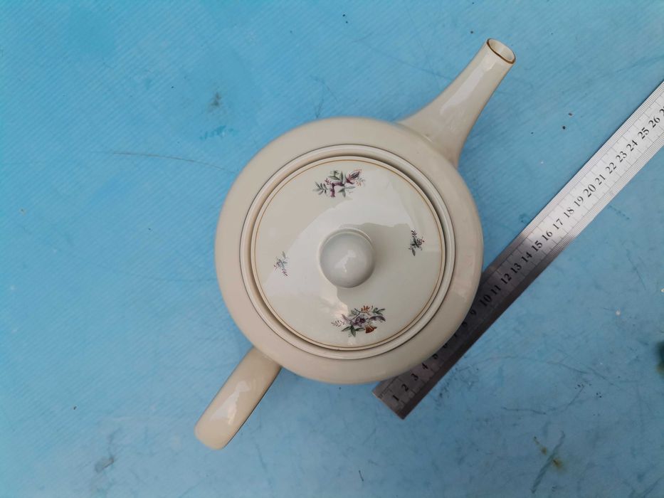 Стар порцеланов чайник