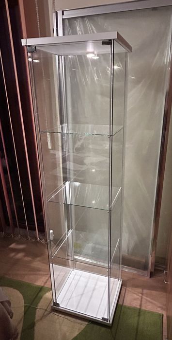 Vand vitrina de sticla Ikea