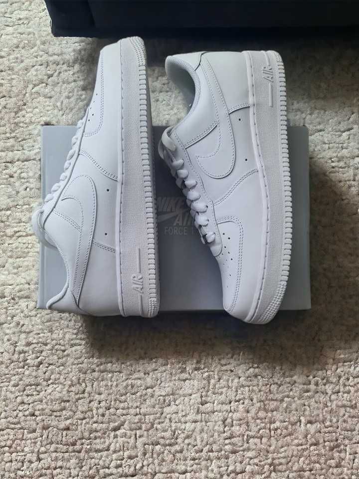 Nike Air Force 1 Triple White