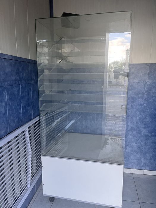 Витрина стеклянная в магазин