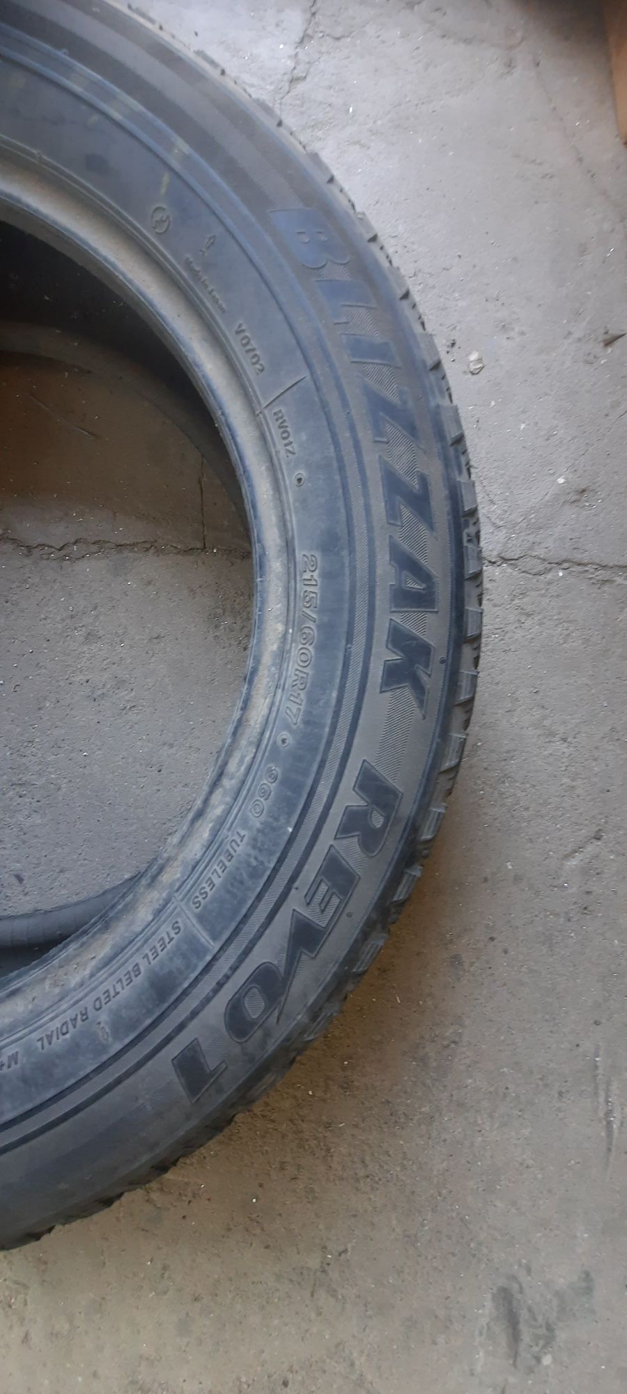 продам резину Bridgestone Blizzak Revo