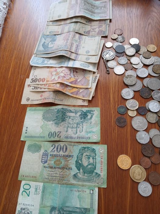 Bani vechi la 100,sau la schimb,aștept oferte