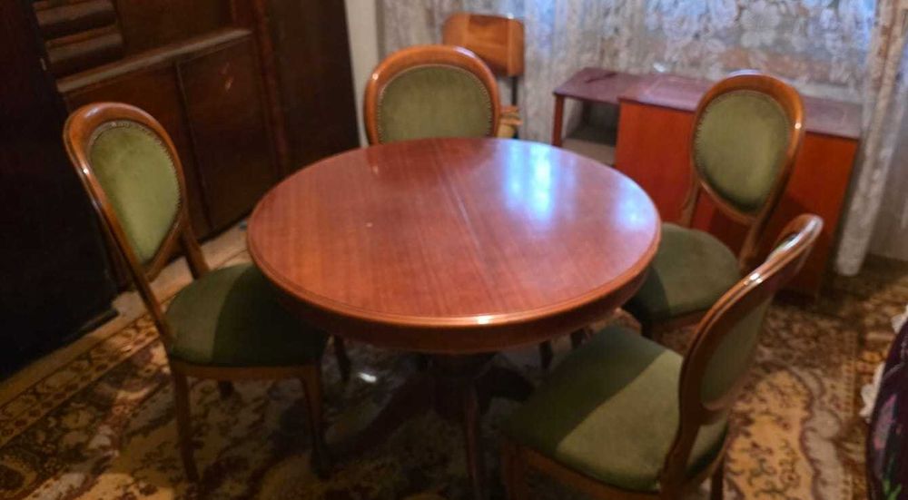 Masa extensibila si 4 scaune din lemn