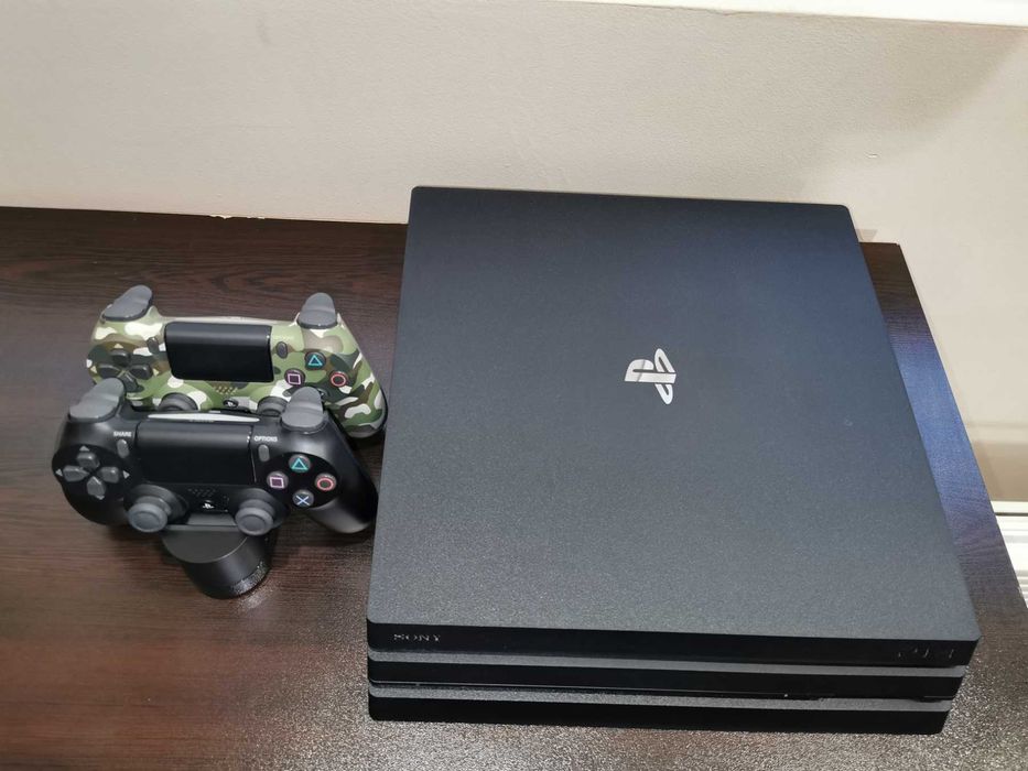 Конзола PlayStation 4 Pro 1TB SSD + 2.бр Контролери и докинг станция.