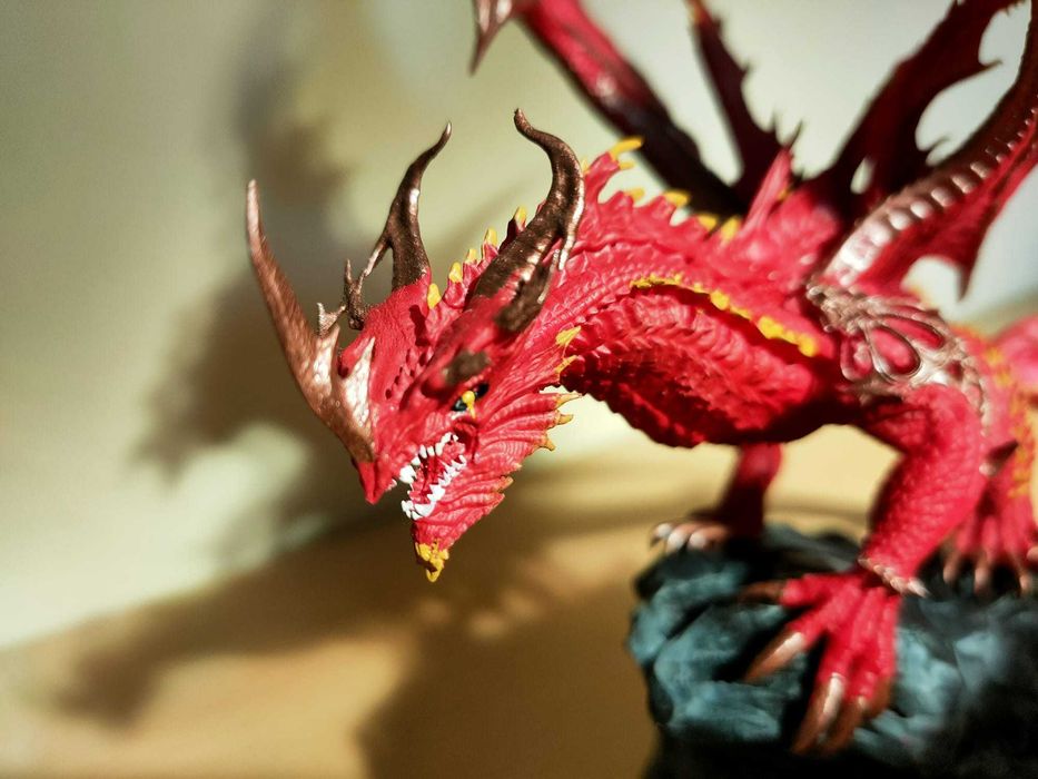 Statuetă de dragon imprimată 3D din rășină.