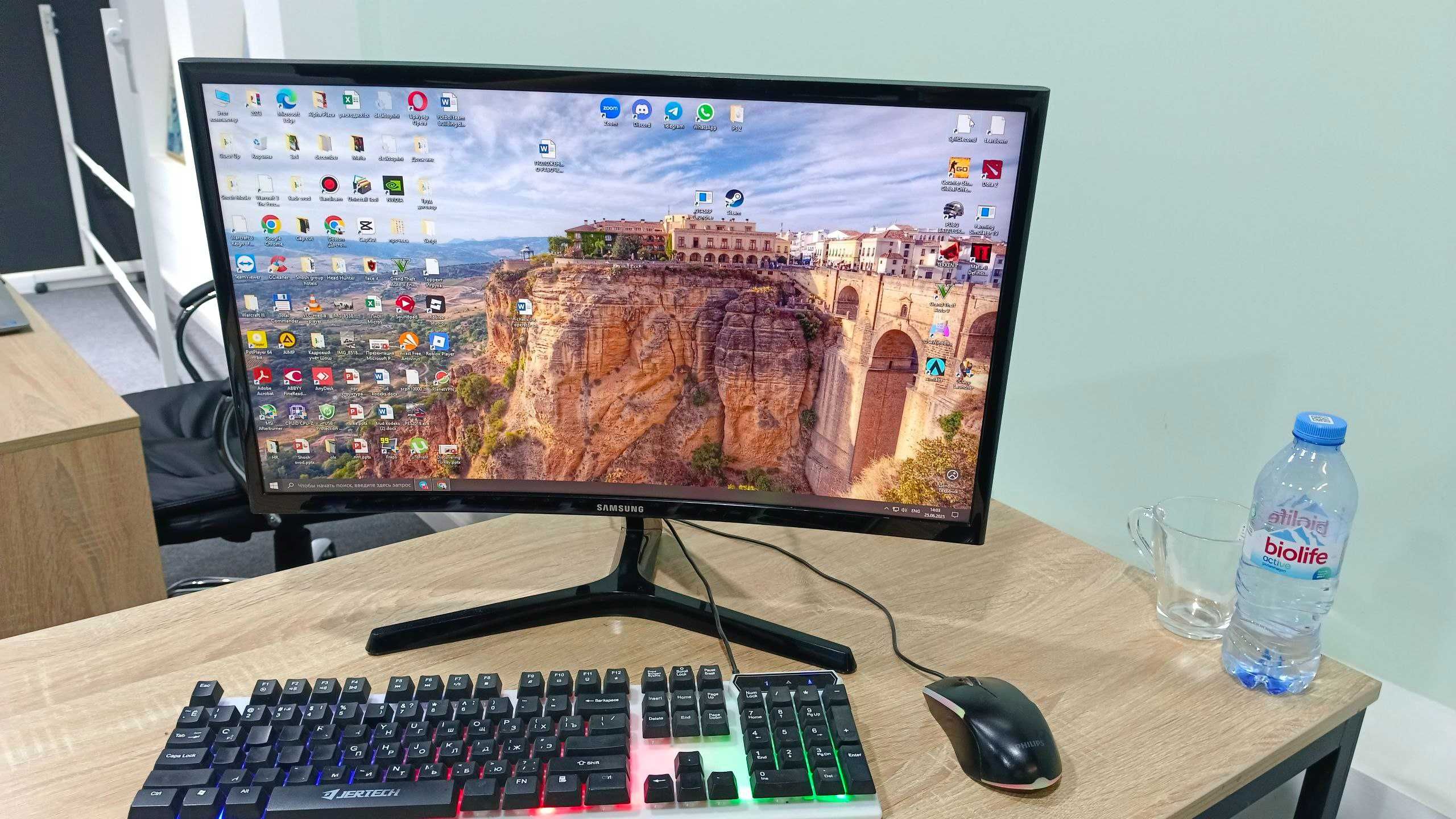 Игровой пк. Компьютер, kompyuter Monitor, mishka va klaviaturasi bilan
