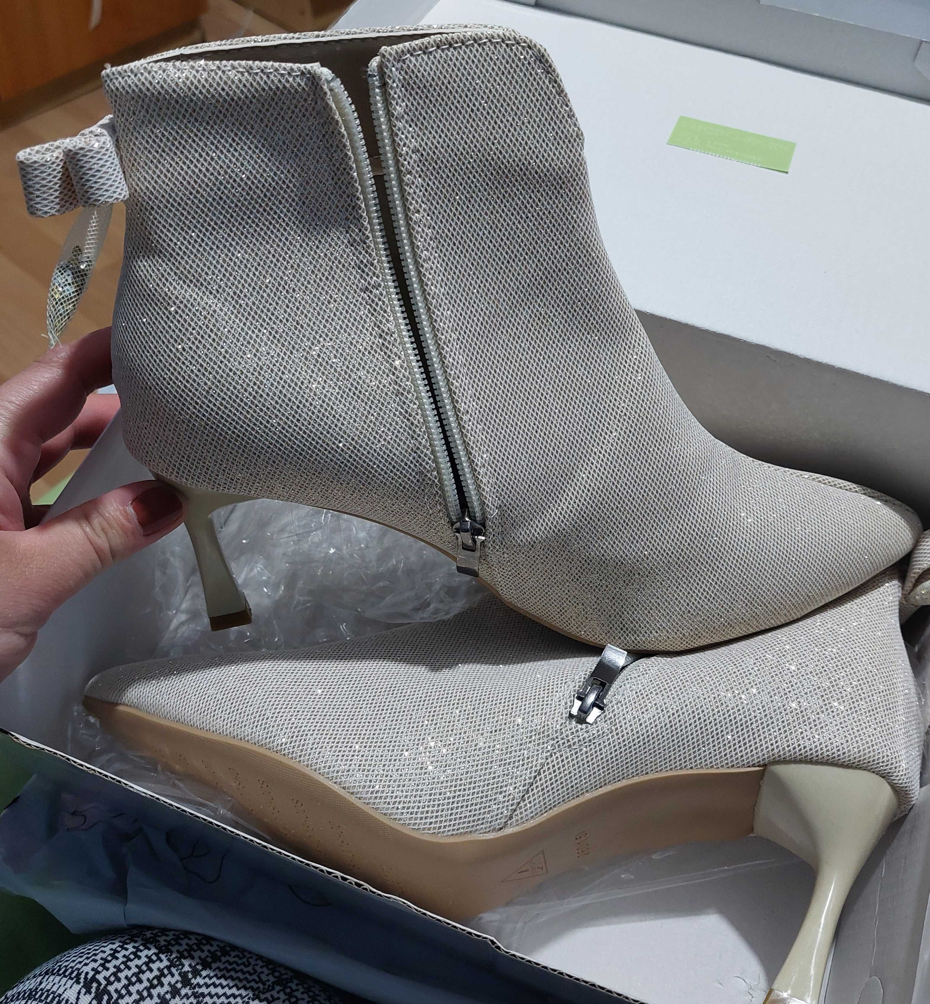 Botine bej cu sclipici