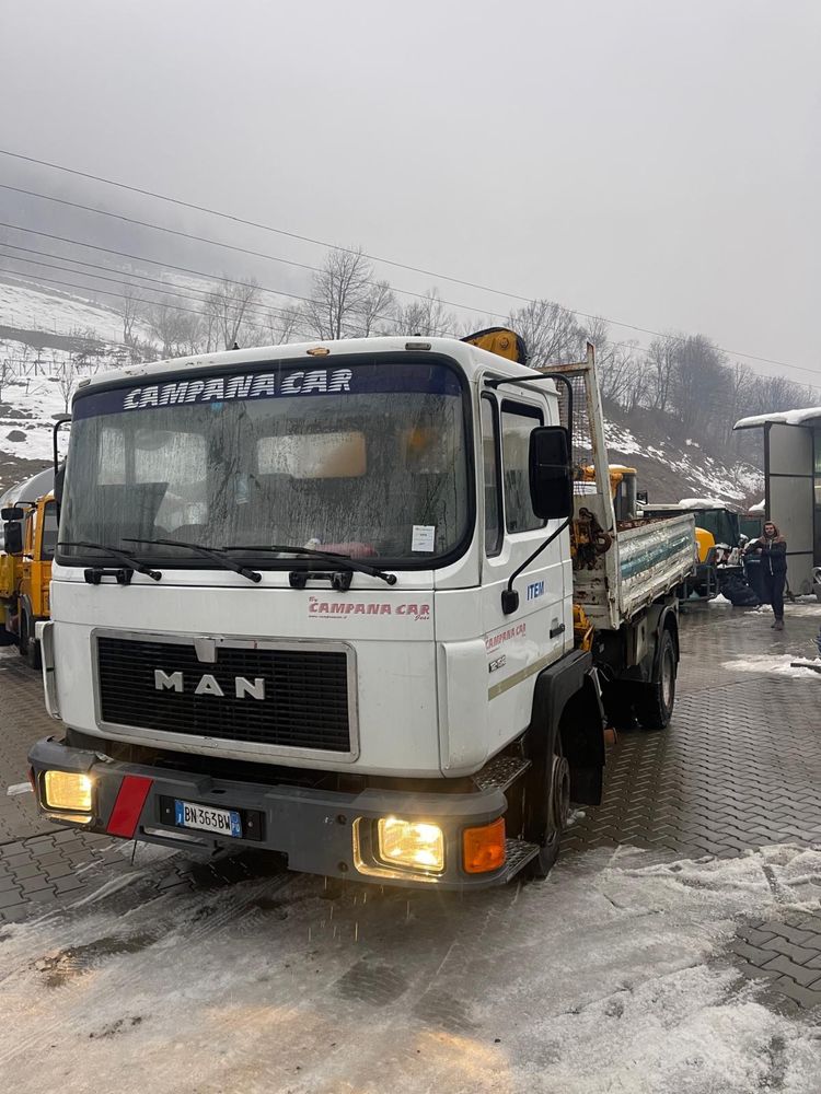 Man 12.192 basculabil cu macara .