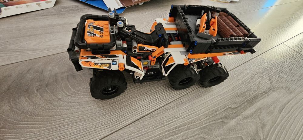 Lego technic vehicul de teren 42139