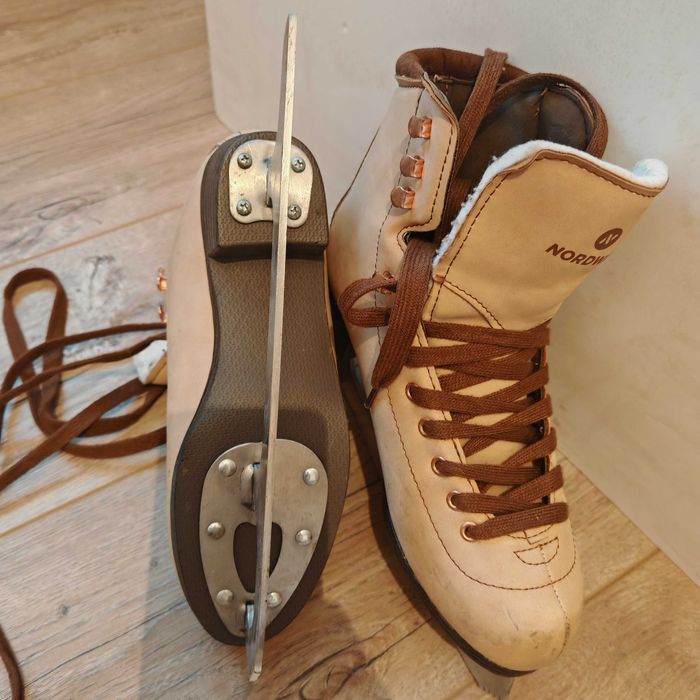 Коньки для девочки. В отличном состоянии!
Размер: 38