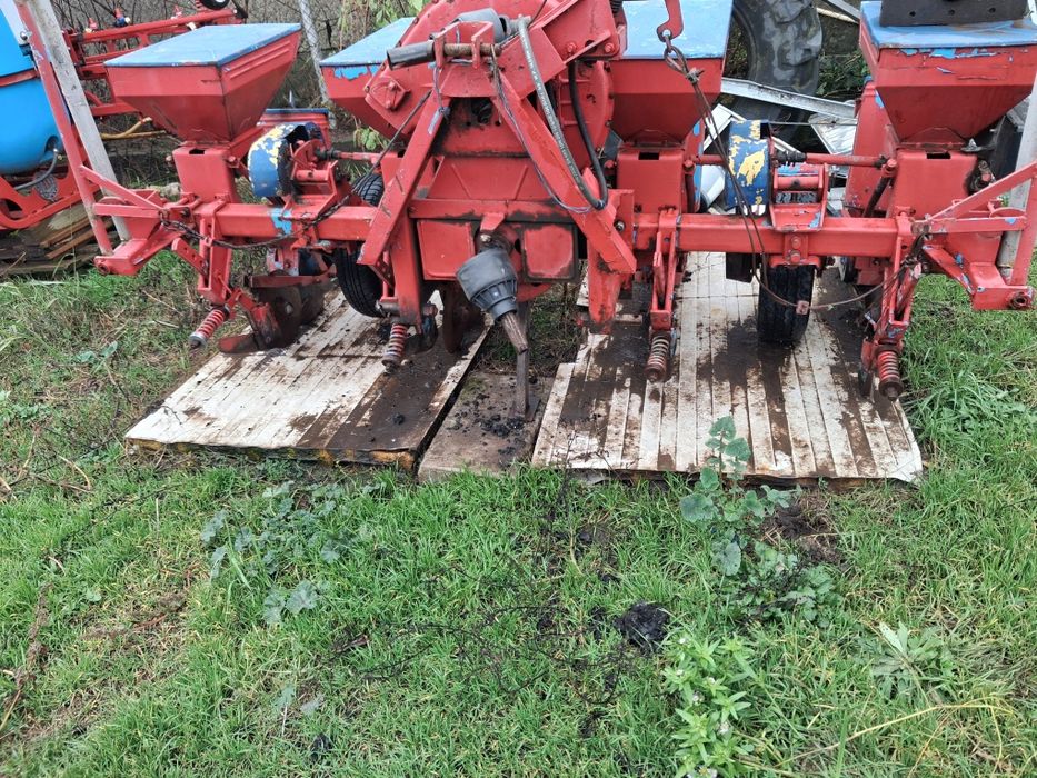 De vanzare semanatoare spc 4 cu fertilizare