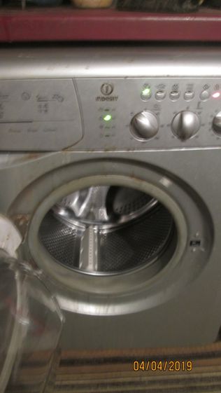 Продавам пералня със сушилня Индезид бартер за лаптоп с камера и микро