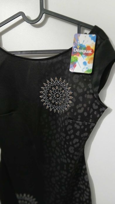 Елегантна черна рокля с принт и кристални орнаменти – Desigual, размер