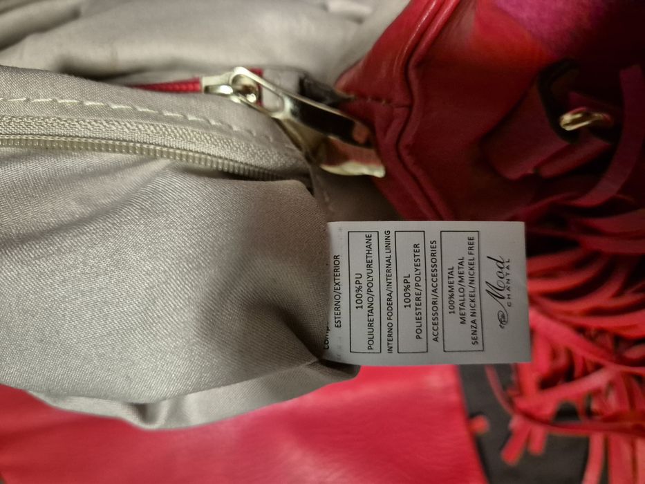 Geantă rosie cu franjuri