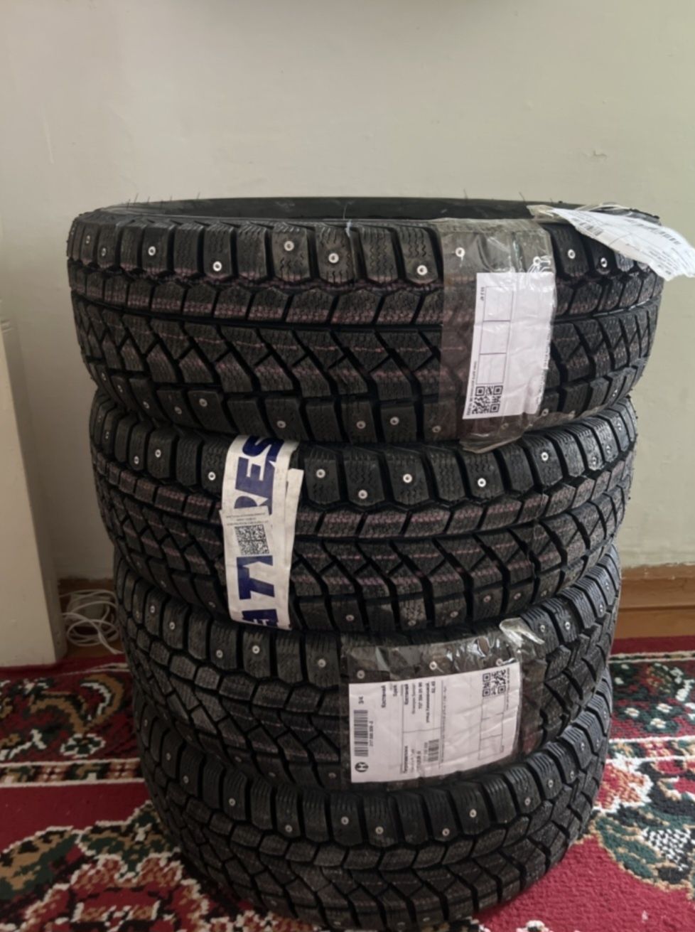 Продам 4шт комплект почти новую шипованую шину 175/70R13, модель Viatt