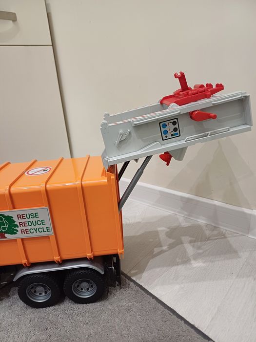 Играчка голям камион за боклук Bruder с две кофи