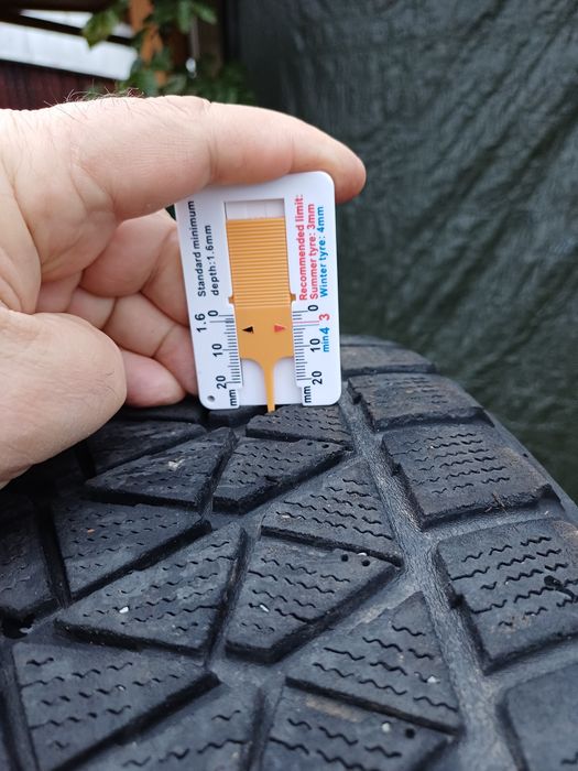 235 60 17 Bridgestone iarna