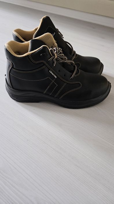 Работни обувки с бомбе