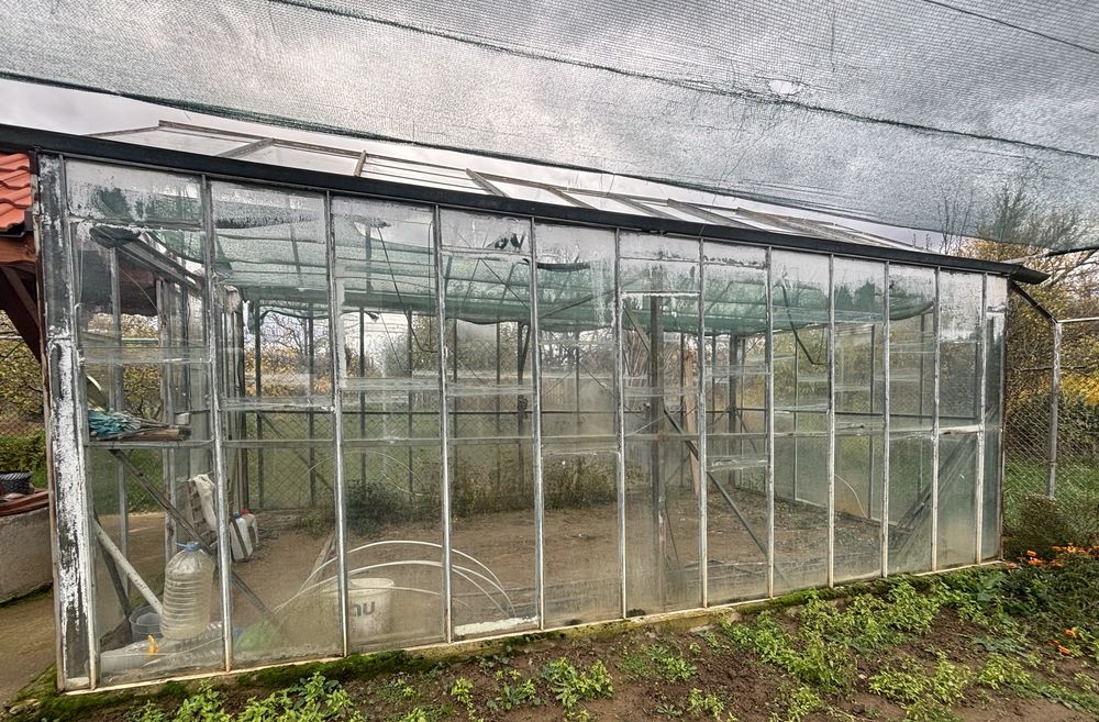 Стъклена оранжерия с механизми/парник