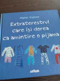 Omul de zapada. Extraterestrul care isi dorea ca amintire o pijama.