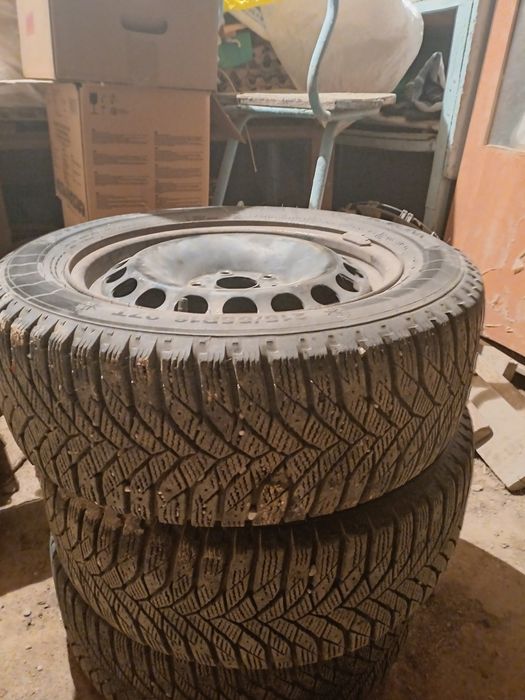 Шины комплект с дисками и колпаками.