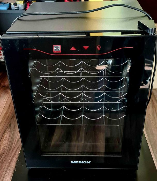 Продавам охладител за вино - Medion MD 15803