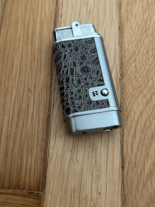 Vând lanterna sub forma de bricheta FANGFANG,stare perfecta.