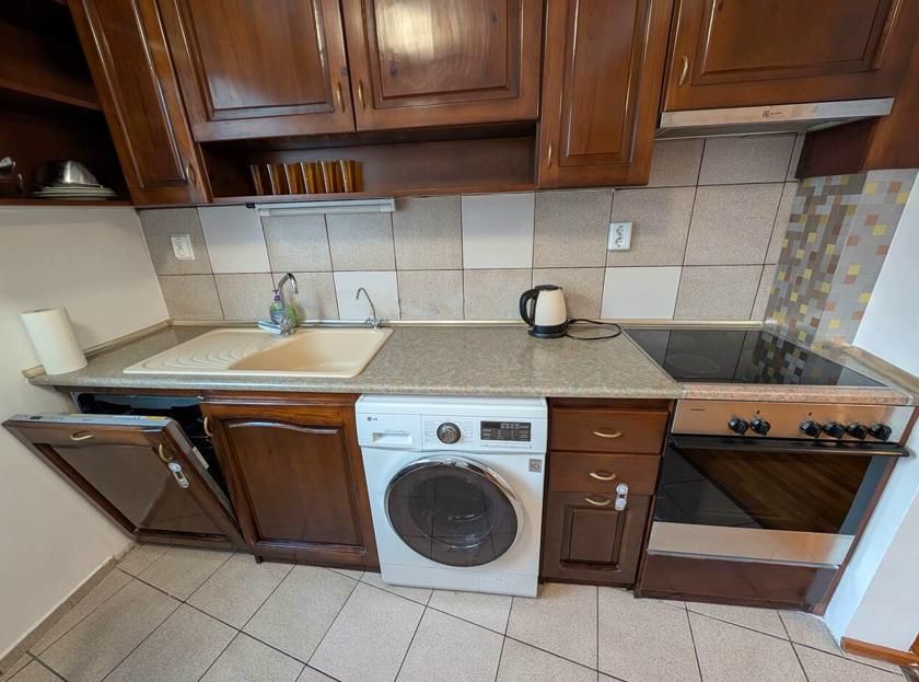 Дава се под наем Тристаен апартамент в Пловдив, Младежки Хълм - 70 кв.м за 450 € - Снимка #1