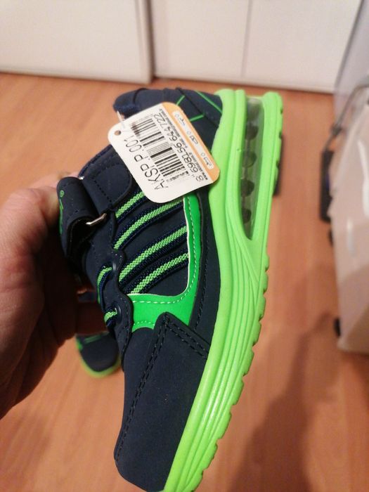 Vând adidași băieței