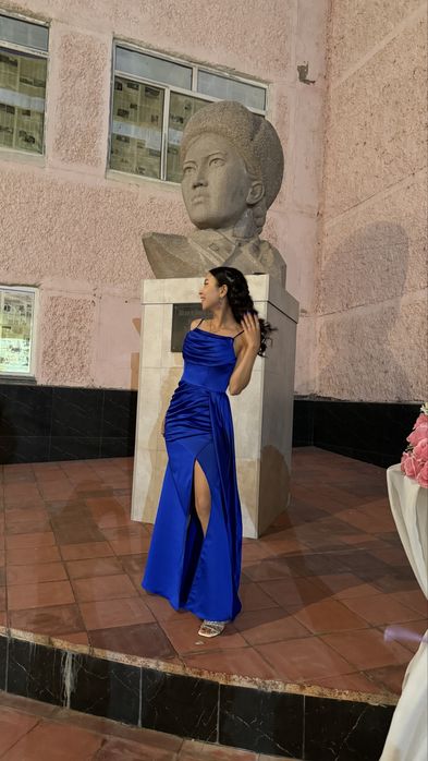 Шикарное вечернее платье цвета электрик, надето 1 раз