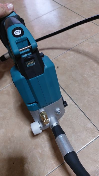 Masina de gresat pe acumulator Makita DGP180Z